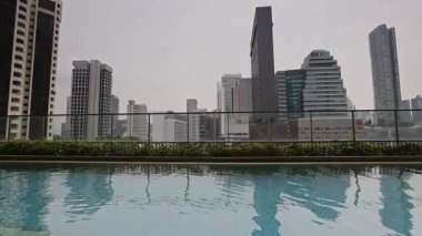 Yüzme havuzundan Singapur şehrinin Skyline manzarası