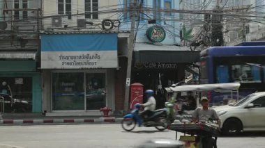 BANGKOK, THAILAND - 25 Mayıs 2025: Merkez Bangkok 'ta işlek bir kavşakta sokak ve trafik