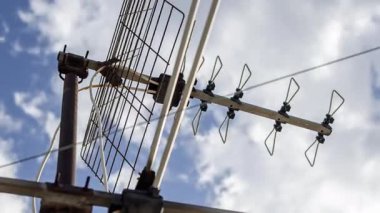 Gökyüzünün zaman çizelgesi ve ön planda televizyon anteni olan bulutlar. 