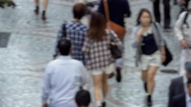 Tokyo 'da sokakta yürüyen insanların bulanık kalabalığı