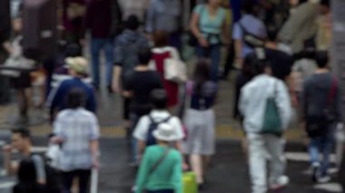 Tokyo 'da sokakta yürüyen insanların bulanık kalabalığı