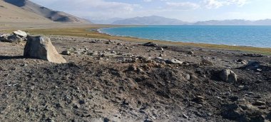 Dağlarda mavi gölü olan güzel bir manzara.