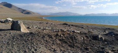 Dağlarda mavi gölü olan güzel bir manzara.