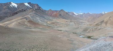 Vadideki dolambaçlı nehrin güzel dağ manzarası