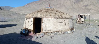 Tacikistan dağlarında geleneksel yurt manzarası