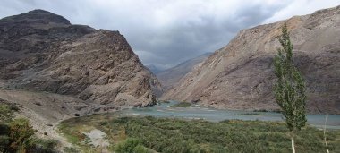 Vadideki dolambaçlı nehrin güzel dağ manzarası