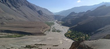 Vadideki dolambaçlı nehrin güzel dağ manzarası