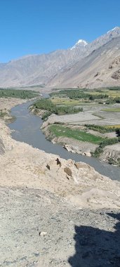 Vadideki dolambaçlı nehrin güzel dağ manzarası