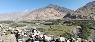 Dağlarda yeşil tarlaları ve nehri olan güzel vadi manzarası 