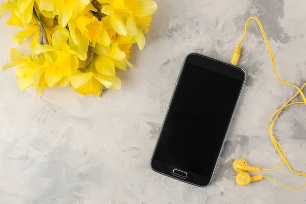 Strauß Frühlingsblumen Narzissen Und Ein Smartphone Auf Hellem Hintergrund — Stockfoto