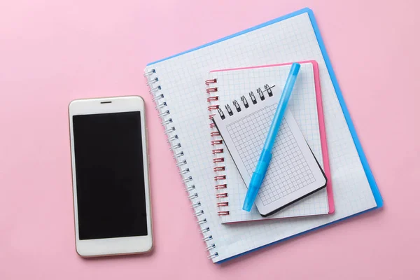 Cuadernos Pluma Smartphone Sobre Delicado Fondo Rosa Vista Superior Imágenes De Stock Sin Royalties Gratis