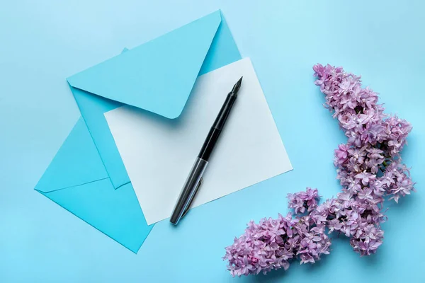 Voorjaar Takken Van Lila Een Envelop Met Een Blanco Voor — Stockfoto