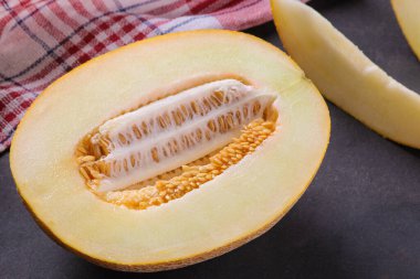 Lezzetli, sağlıklı, siyah bir masada taze yarım kavun.