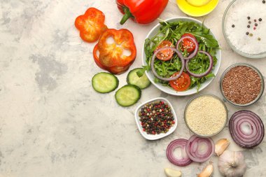 Yemek pişirme, ev yemeği konsepti. Olgun sebzeler, otlar ve baharatlar arka planda, üst görünümde, boşluğu kopyala.