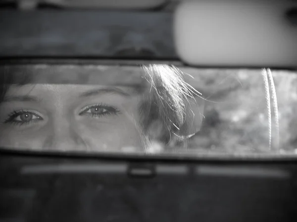Olhos Bonitos Uma Menina Espelho Retrovisor Carro Foto Preto Branco — Fotografia de Stock