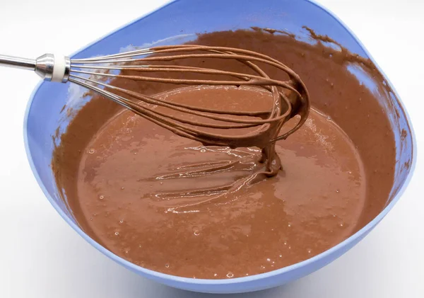 Готовить Шоколадное Тесто Миске Венчиком — стоковое фото