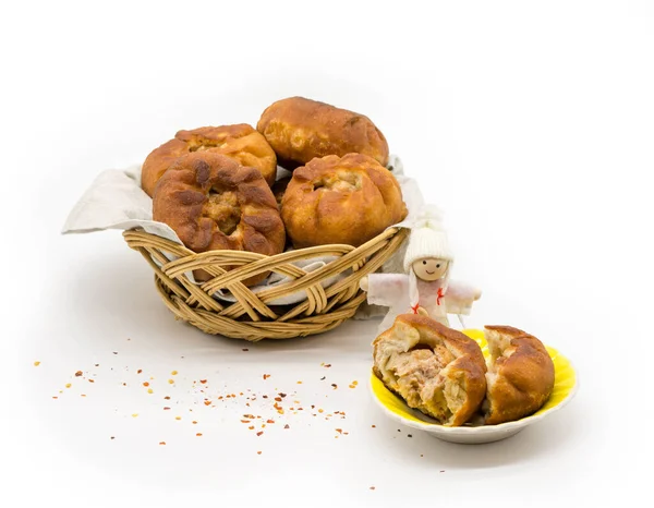 Traditionelle Russische Oder Tatarische Pasteten Belyash Mit Huhn Auf Weißem — Stockfoto