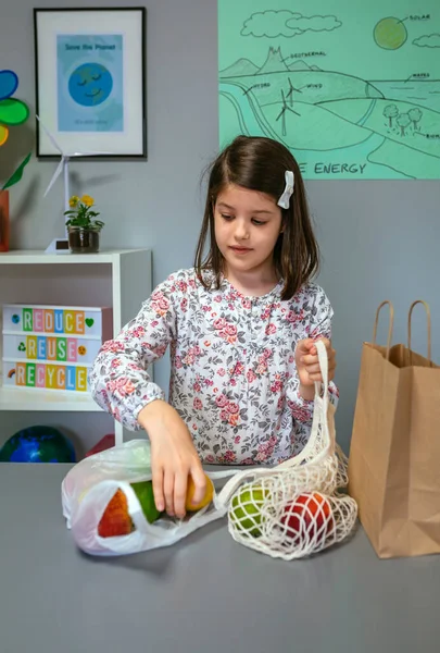 Vrouwelijke Student Die Fruit Van Wegwerp Plastic Zak Naar Herbruikbare — Stockfoto