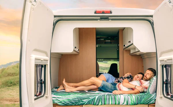 Jeune Couple Dormant Embrassé Dans Lit Leur Camping Car Avec — Photo