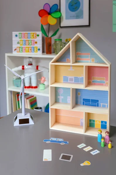 关闭环境教室的风车和可持续住房模型 生态教育概念 — 图库照片