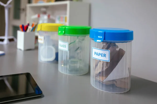 Seçici Çöp Kutularını Kapatın Çevre Sınıfındaki Masanın Üstüne Koyun Ekolojik — Stok fotoğraf