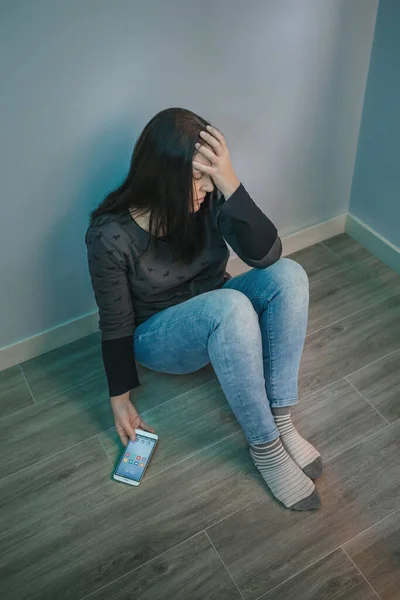 Kobieta Trzymająca Telefon Komórkowy Desperacko Szuka Problemów Sieciami Społecznościowymi — Zdjęcie stockowe