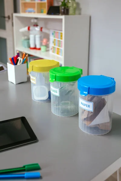 关闭环境教室中的选定垃圾桶和书桌 生态教育概念 — 图库照片