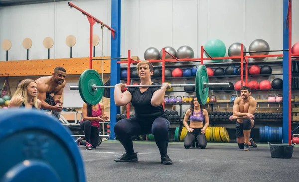 Vrouw Hurkte Gewichtheffen Terwijl Haar Sportschool Maten Juichen Haar — Stockfoto