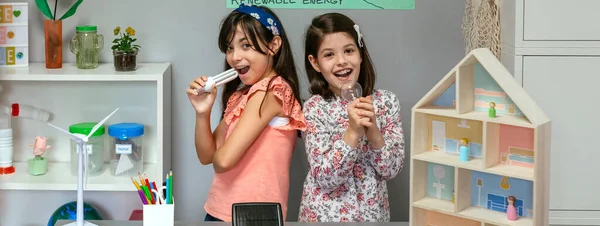 Счастливые Ученицы Поют Используя Лампочки Качестве Микрофонов Классе Экологии Забавная — стоковое фото