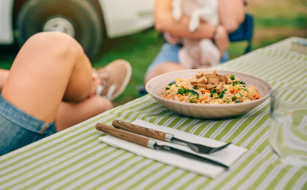 屋外のテーブルの上にご飯 豆腐とビーガン料理 — ストック写真