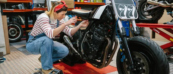 Mechanic Woman Screwdriver Repairing Custom Motorcycle Platform Factory — Stock Photo, Image