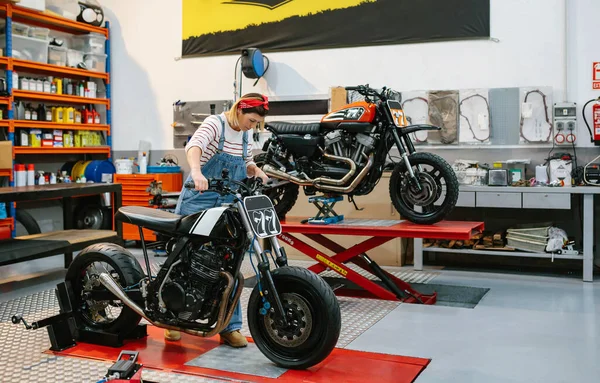 Mechanik Kobieta Umieszczanie Niestandardowe Motocykl Platformie Fabryce — Zdjęcie stockowe