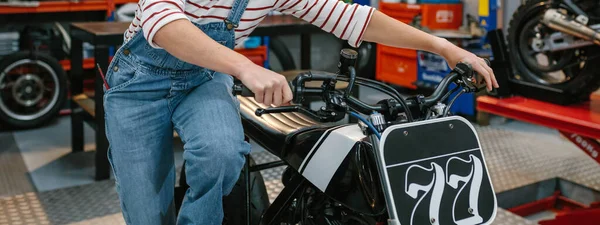 Mujer Mecánica Irreconocible Arrancar Motor Motocicleta Personalizada Fábrica — Foto de Stock