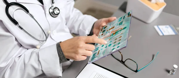 인지할 수없는 의사가 손가락으로 태블릿을 만지고 의학용 디지털 진단을 스크린에 — 스톡 사진