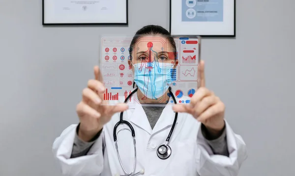 Lekarz Patrzy Przezroczystą Tabletkę Cyfrową Diagnostyką Medyczną Ekranie Futurystyczna Koncepcja — Zdjęcie stockowe