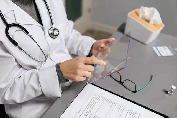 Unerkennbare Ärztin Berührt Mit Finger Transparente Tablette Büro — Stockfoto
