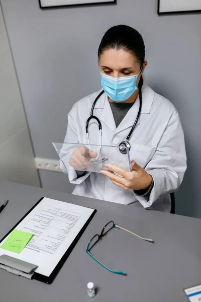 Médica Com Máscara Protetora Trabalhando Com Comprimido Transparente Seu Consultório — Fotografia de Stock