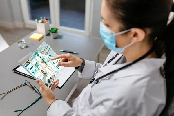Médica Que Trabalha Com Diagnóstico Digital Médico Tela Comprimido Transparente — Fotografia de Stock