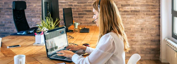 年轻的金发女人 带着耳机在笔记本电脑上打字 在顾客的帮助下一起工作 援助和支助帮助概念 — 图库照片