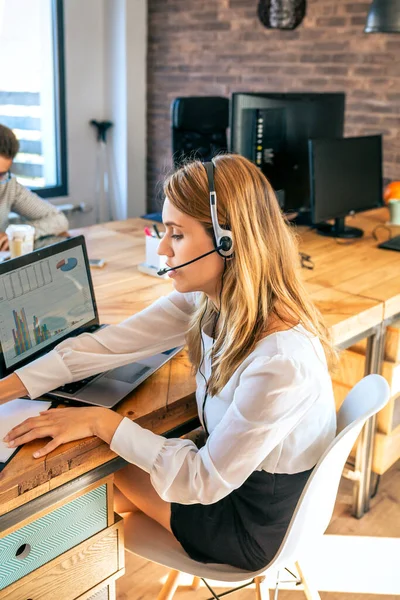 Portrait Jeune Femme Blonde Avec Casque Dans Service Aide Clientèle — Photo