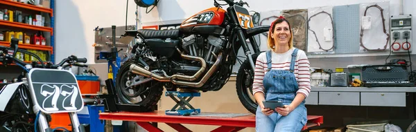 Smiling Mechanic Woman Holding Digital Tablet Sitting Platform Custom Motorcycle — Stock Photo, Image