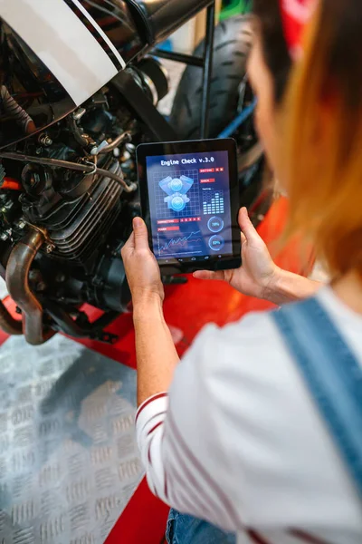 수없는 기계공인 사용하여 디지털 태블릿으로 공장에서 오토바이를 검토하는 — 스톡 사진