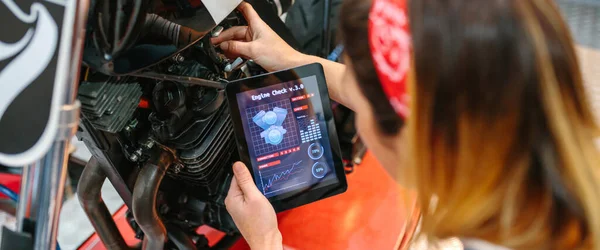 수없는 기계공인 사용하여 디지털 태블릿으로 공장에서 오토바이를 검토하는 — 스톡 사진