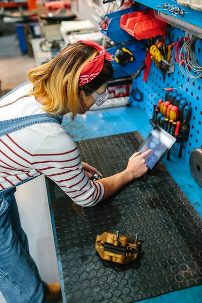 Oigenkännlig Mekaniker Kvinna Kontrollera Skivbroms Garage Arbetsbänk Med Diagnos App — Stockfoto