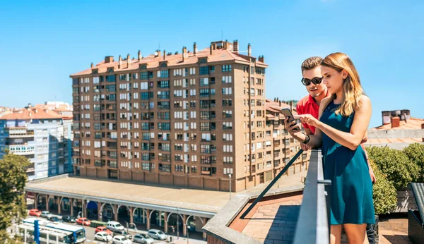 Счастливая Молодая Пара Выглядит Мобильной Крыше Летний День Городом Заднем — стоковое фото