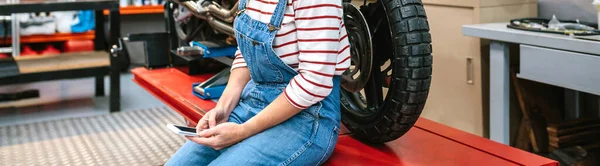 Mechanic Woman Looking Phone Her Hands Sitting Platform Custom Motorcycle — Stock Photo, Image