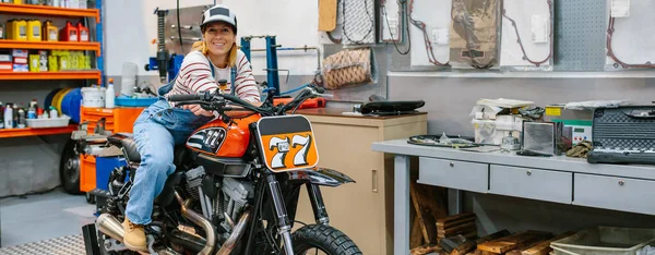 Smiling Mechanic Woman Cap Looking Camera Leaning Custom Motorcycle Factory — ストック写真