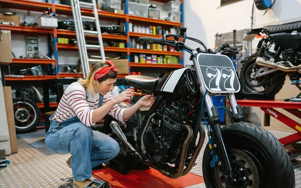 Mechanik Kobieta Śrubokrętem Naprawy Niestandardowych Motocykli Platformie Fabryce — Zdjęcie stockowe