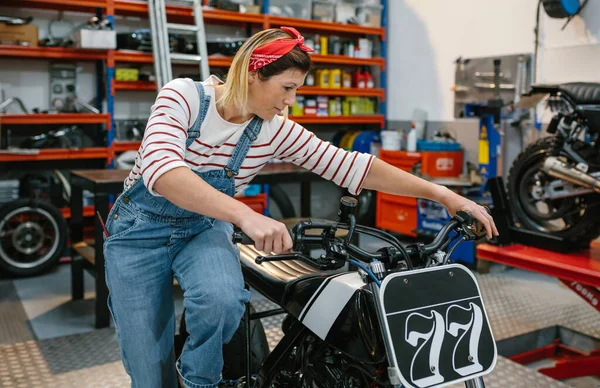 Mechanische Vrouw Start Motor Van Aangepaste Motorfiets Fabriek — Stockfoto