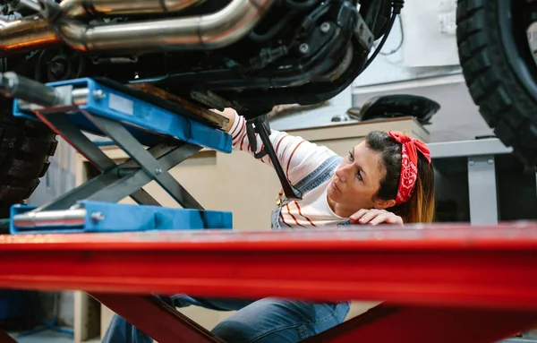 Mechanische Vrouw Controleren Motor Van Motorfiets Platform Fabriek — Stockfoto